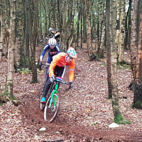 Mountainbiken in bos