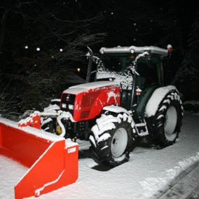 Tractor in sneeuw 